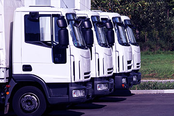 imagem de caminhões estacionados perfilados